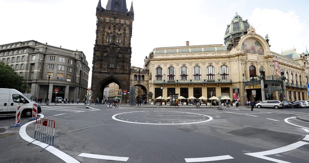 Kruhový objezd u Prašné brány (5. května 2022).