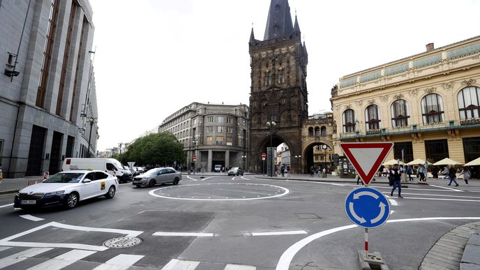 Kruhový objezd u Prašné brány (5. května 2022).