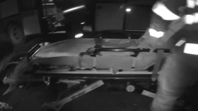 Vážná nehoda autobusu v Praze 5: Řidič masivně krvácel z nohy! Pomohli policisté