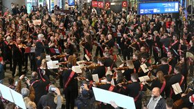 Orchestrální hudebníci a sboristi vystoupili na pražském hlavním nádraží na happeningu Iniciativy Nenechme kulturu utichnout, 8. října 2023, Praha.  
