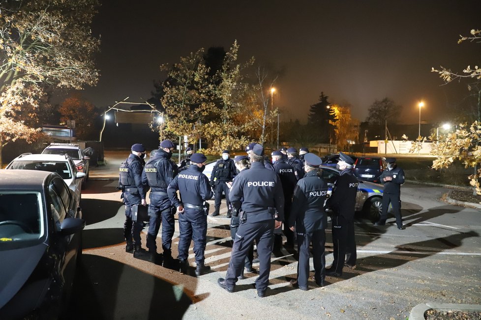 V pražských Kunraticích ve čtvrtek 26. 11. 2020 otevřel majitel svoji restauraci Šeberák. Přijeli policisté a podnik zavřeli. Porušil totiž vládní nařízení proti koronaviru.