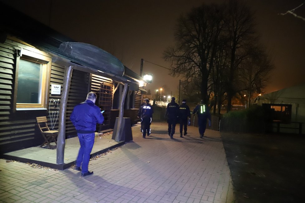 V pražských Kunraticích ve čtvrtek 26. 11. 2020 otevřel majitel svoji restauraci Šeberák. Přijeli policisté a podnik zavřeli. Porušil totiž vládní nařízení proti koronaviru.