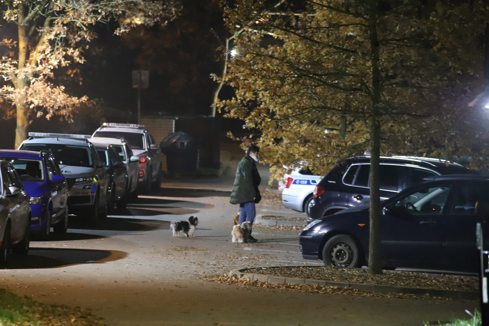 V pražských Kunraticích ve čtvrtek 26. 11. 2020 otevřel majitel svoji restauraci Šeberák. Přijeli policisté a podnik zavřeli. Porušil totiž vládní nařízení proti koronaviru.