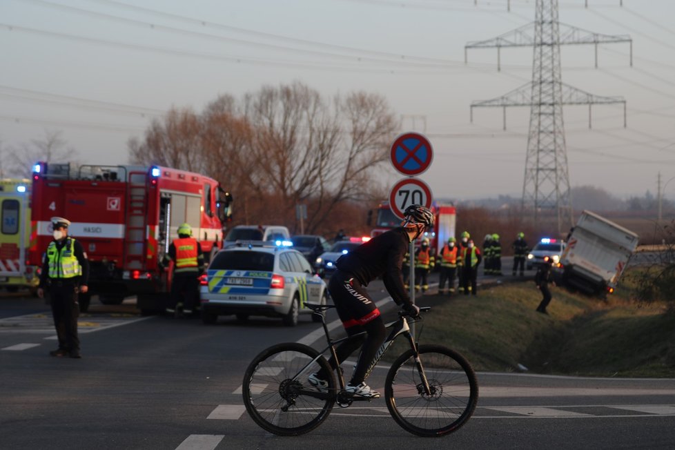 Nehoda motorkáře a dodávky na Kunratické spojce. Muž na místě zemřel (25. února 2021).