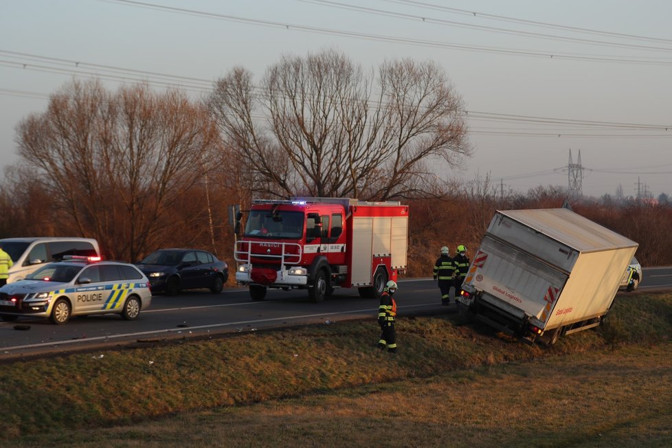 Nehoda motorkáře a dodávky na Kunratické spojce. Muž na místě zemřel (25. února 2021).