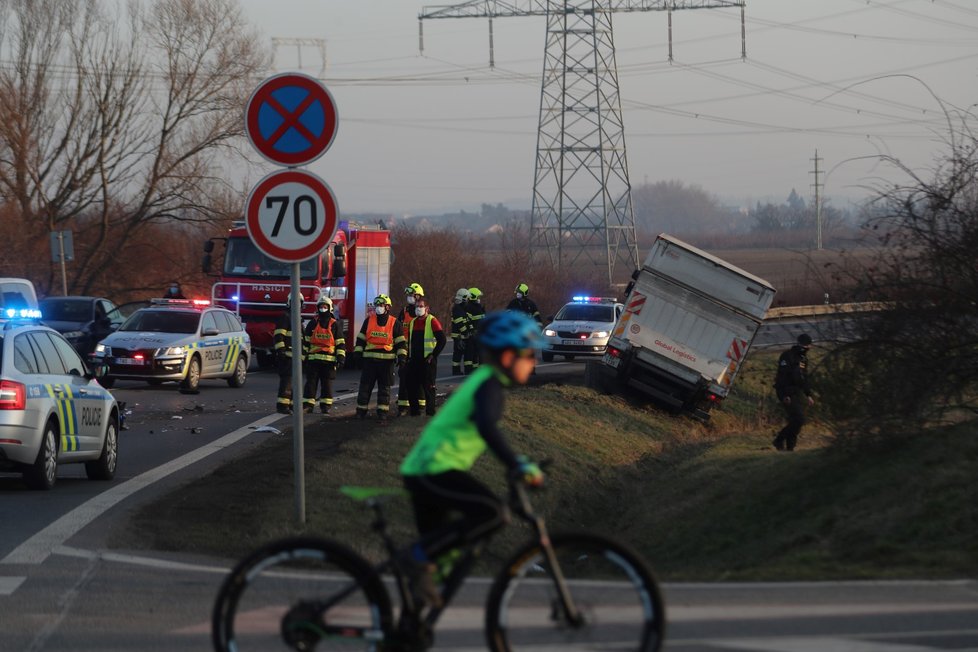 Nehoda motorkáře a dodávky na Kunratické spojce. Muž na místě zemřel (25. února 2021).