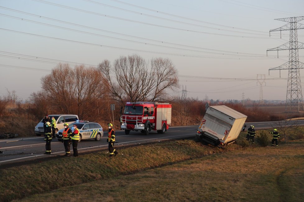 Nehoda motorkáře a dodávky na Kunratické spojce. Muž na místě zemřel (25. února 2021).