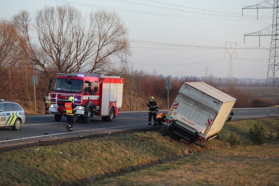 Nehoda motorkáře a dodávky na Kunratické spojce. Muž na místě zemřel (25. února 2021).