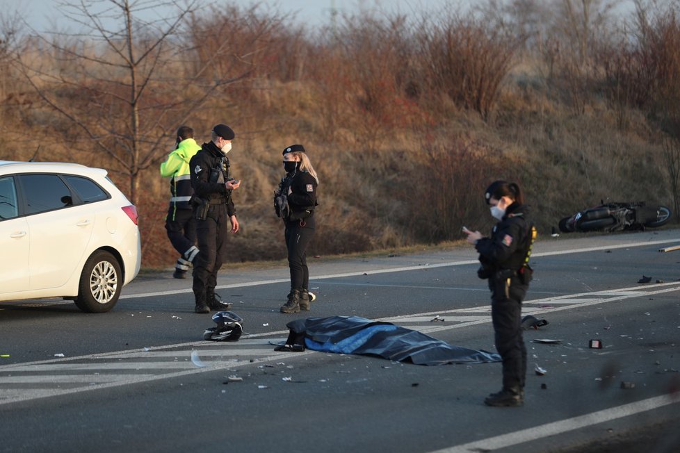 Nehoda motorkáře a dodávky na Kunratické spojce. Muž na místě zemřel (25. února 2021).