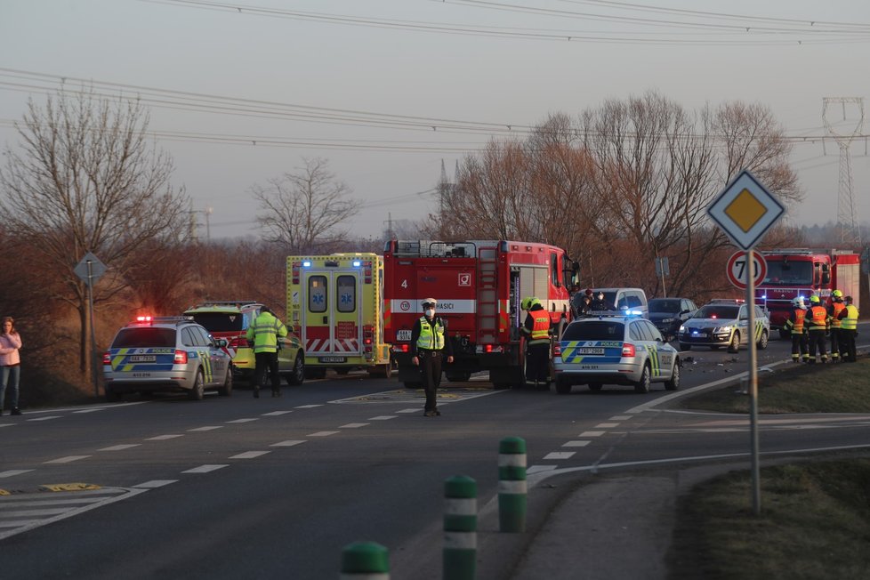 Nehoda motorkáře a dodávky na Kunratické spojce. Muž na místě zemřel (25. února 2021).