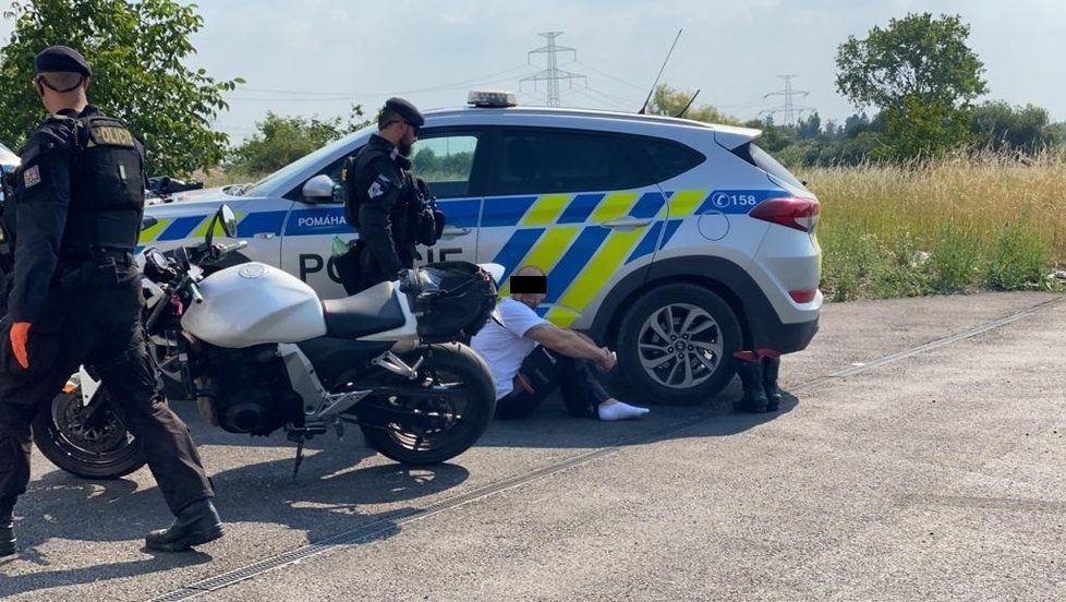 Policisté na Kunratické spojce zadrželi motorkáře, který už měl sedět ve vězení. (9. srpna 2020)