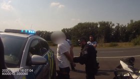 Policisté na Kunratické spojce zadrželi motorkáře, který už měl sedět ve vězení. (9. srpna 2020)