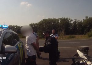 Policisté na Kunratické spojce zadrželi motorkáře, který už měl sedět ve vězení. (9. srpna 2020)