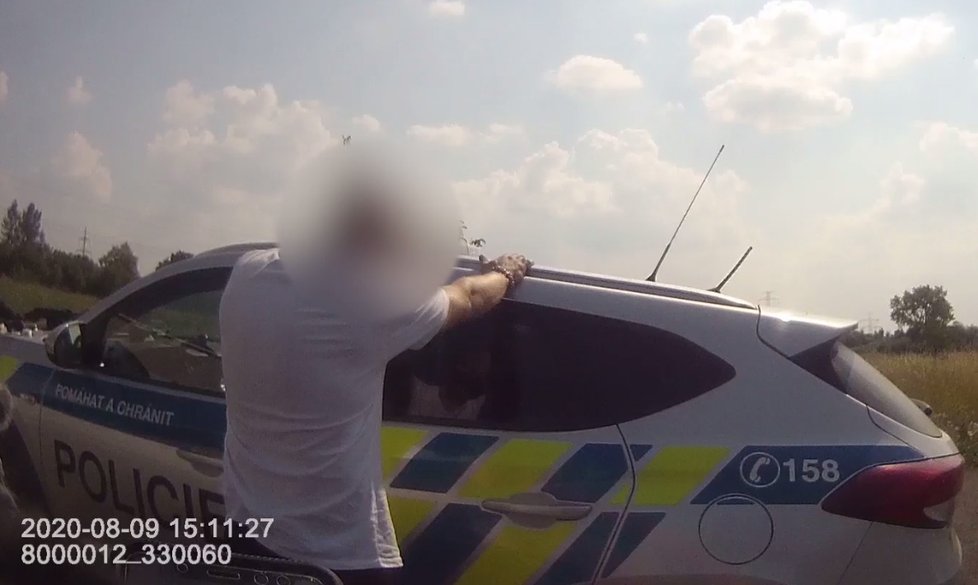 Policisté na Kunratické spojce zadrželi motorkáře, který už měl sedět ve vězení. (9. srpna 2020)