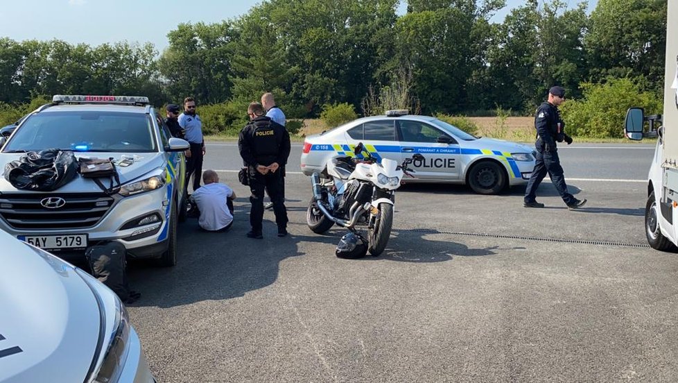 Policisté na Kunratické spojce zadrželi motorkáře, který už měl sedět ve vězení. (9. srpna 2020)