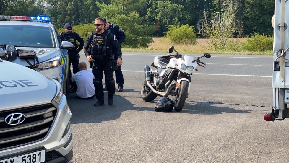 Policisté na Kunratické spojce zadrželi motorkáře, který už měl sedět ve vězení. (9. srpna 2020)