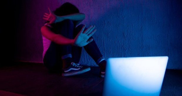 Otřesný případ kyberšikany! Muž měsíce týral dívenku (11), její intimní fotky poslal do školy a na pornostránky