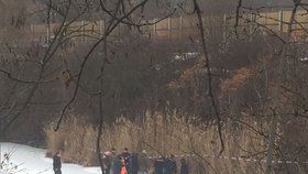 V pražských Kyjích policisté našli mrtvolu. Tělo bylo v křoví u rybníka.