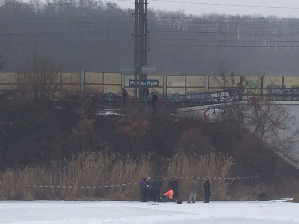 V pražských Kyjích policisté našli mrtvolu. Tělo bylo v křoví u rybníka.