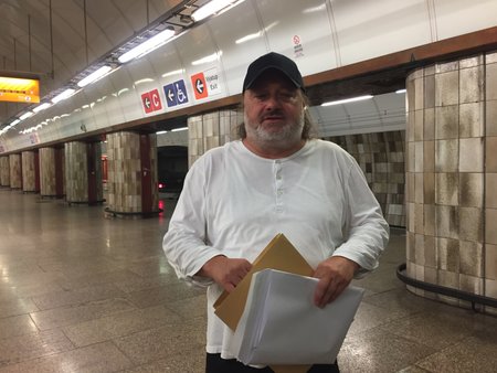 Ladislav Jakl nastoupil do pražského metra a porval se s neznámým útočníkem. Odnesl si z toho řadu poranění.