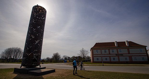 Dubnové počasí v Praze je kolikrát jako na houpačce. Jeden den prší, druhý sněží a třetí svítí sluníčko - a lidé vyrážejí do parků a zahrad. (11. duben 2021)