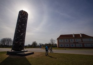 Dubnové počasí v Praze je kolikrát jako na houpačce. Jeden den prší, druhý sněží, a třetí svítí sluníčko - a lidé vyrážejí do parků a zahrad. (11. duben 2021)