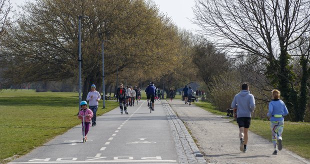 Dubnové počasí v Praze je kolikrát jako na houpačce. Jeden den prší, druhý sněží, a třetí svítí sluníčko - a lidé vyrážejí do parků a zahrad. (11. duben 2021)