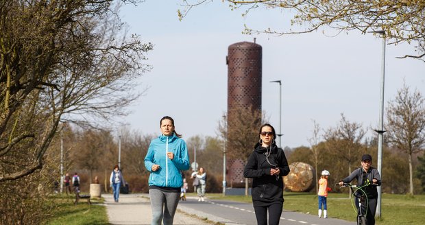 Dubnové počasí v Praze je kolikrát jako na houpačce. Jeden den prší, druhý sněží, a třetí svítí sluníčko - a lidé vyrážejí do parků a zahrad. (11. duben 2021)