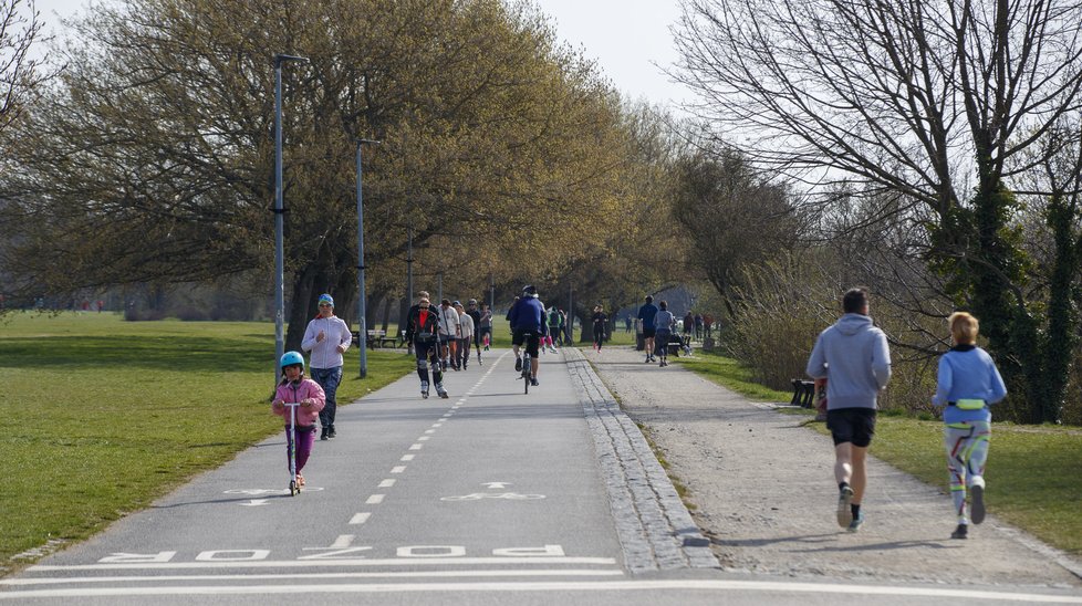 Dubnové počasí v Praze je kolikrát jako na houpačce. Jeden den prší, druhý sněží, a třetí svítí sluníčko - a lidé vyrážejí do parků a zahrad. (11. duben 2021)