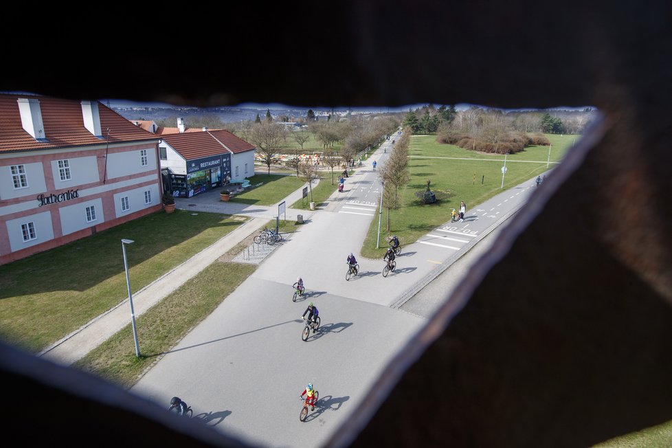 Dubnové počasí v Praze je kolikrát jako na houpačce. Jeden den prší, druhý sněží a třetí svítí sluníčko - a lidé vyrážejí do parků a zahrad. (11. duben 2021)