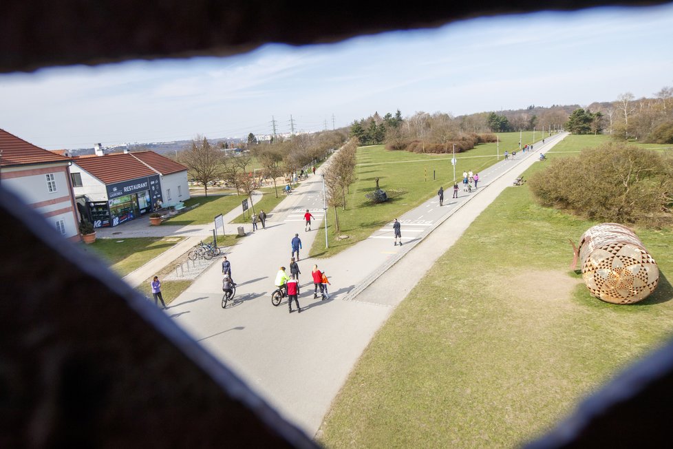 Dubnové počasí v Praze je kolikrát jako na houpačce. Jeden den prší, druhý sněží a třetí svítí sluníčko - a lidé vyrážejí do parků a zahrad (11. duben 2021).