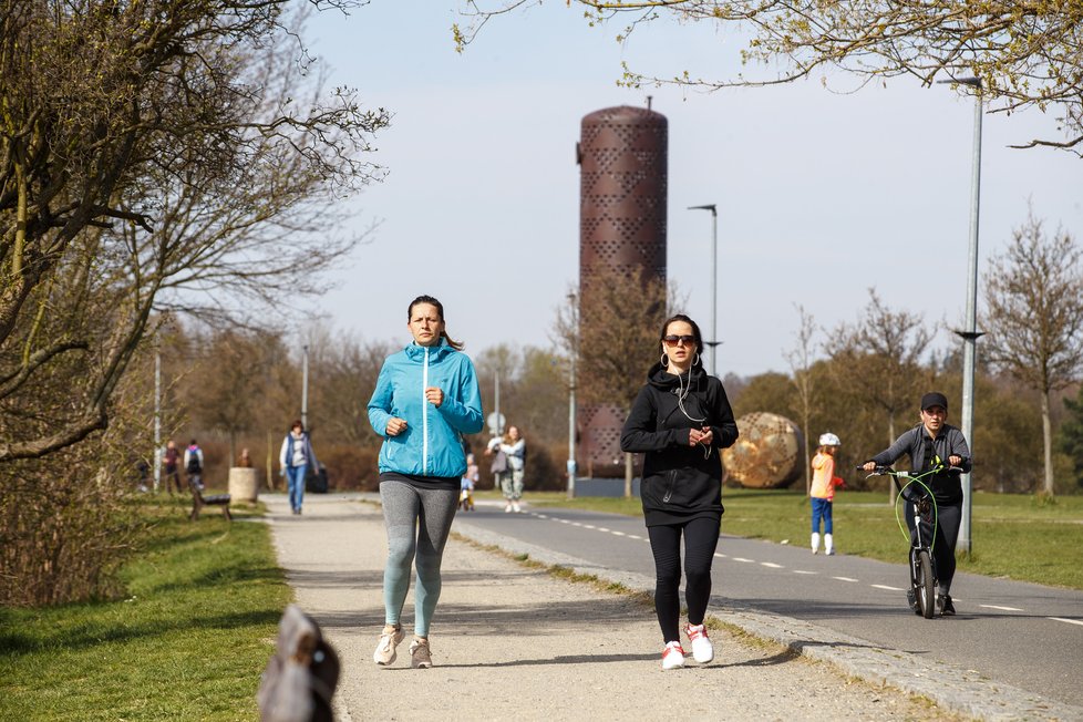 Dubnové počasí v Praze je kolikrát jako na houpačce. Jeden den prší, druhý sněží, a třetí svítí sluníčko - a lidé vyrážejí do parků a zahrad. (11. duben 2021)