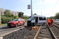 Děsivá nehoda na Ládví: Řidič dodávky sešrotoval auto o sloup! Je vážně zraněný