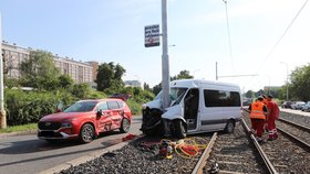 Děsivá nehoda na Ládví: Řidič dodávky sešrotoval auto o sloup! Je vážně zraněný