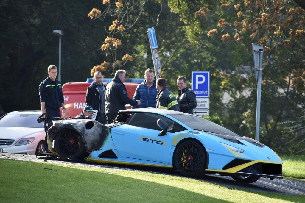 Ve Vysočanech shořelo luxusní lamborghini za 11 milionů.