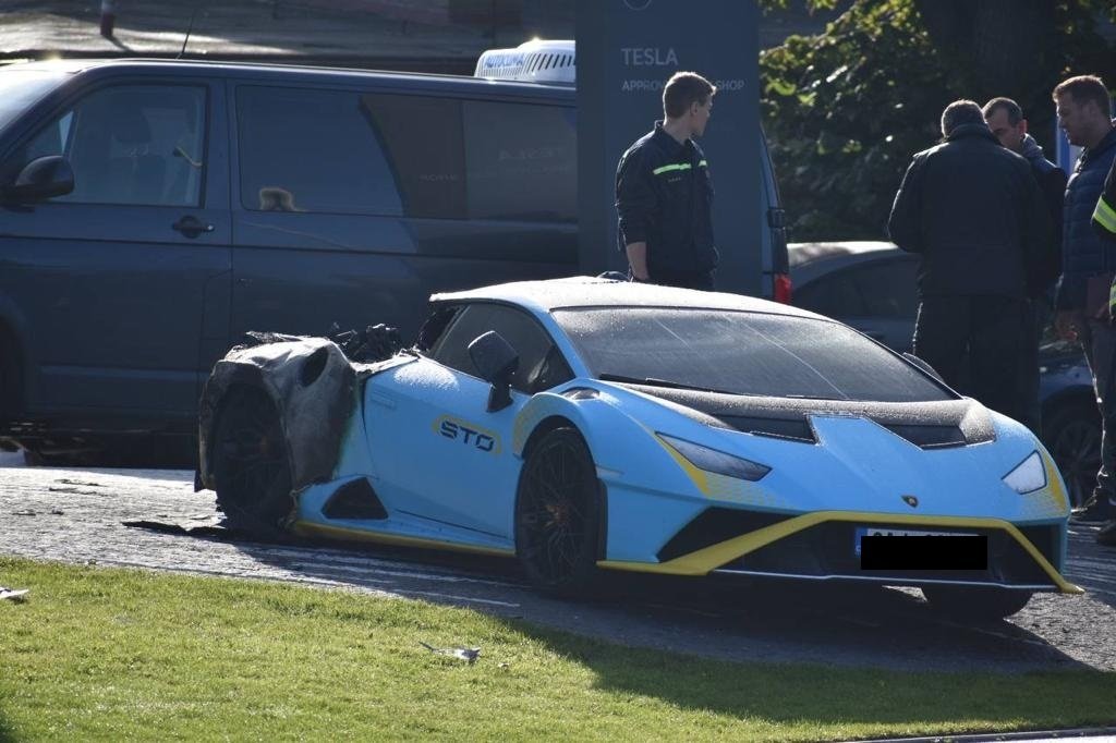 Ve Vysočanech shořelo luxusní lamborghini za 11 milionů.