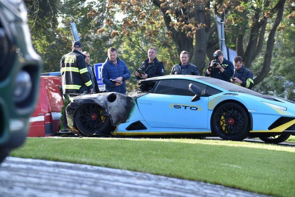 Ve Vysočanech shořelo luxusní lamborghini za 11 milionů.