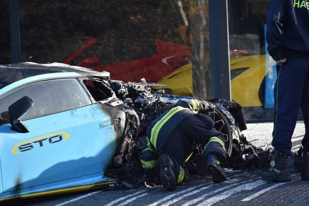 Ve Vysočanech shořelo luxusní lamborghini za 11 milionů.