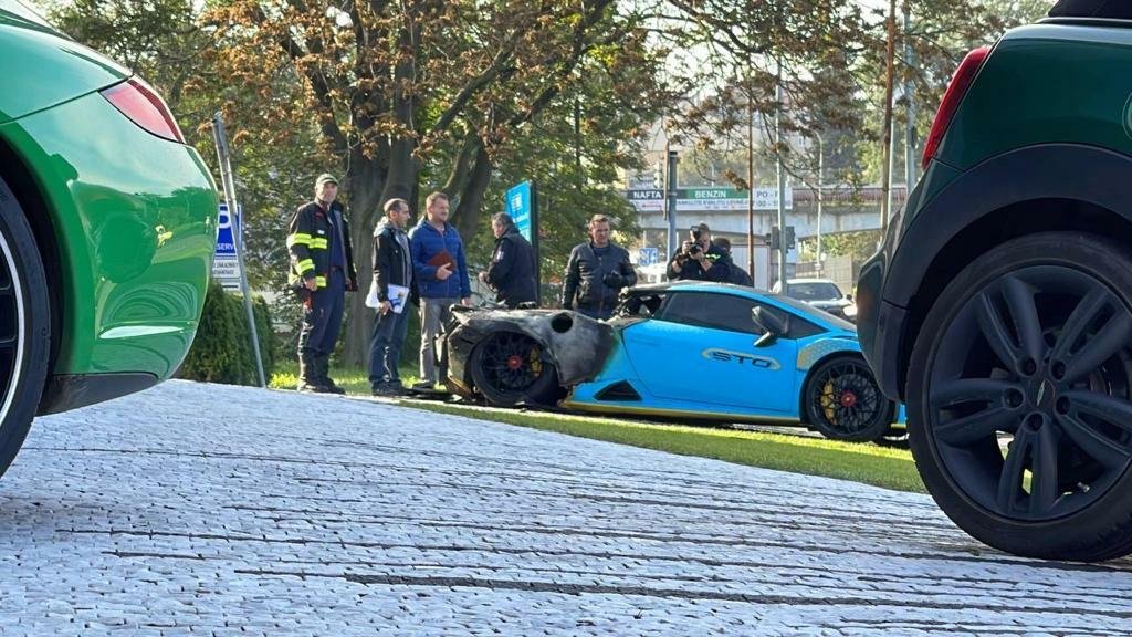 Ve Vysočanech shořelo luxusní lamborghini za 11 milionů.