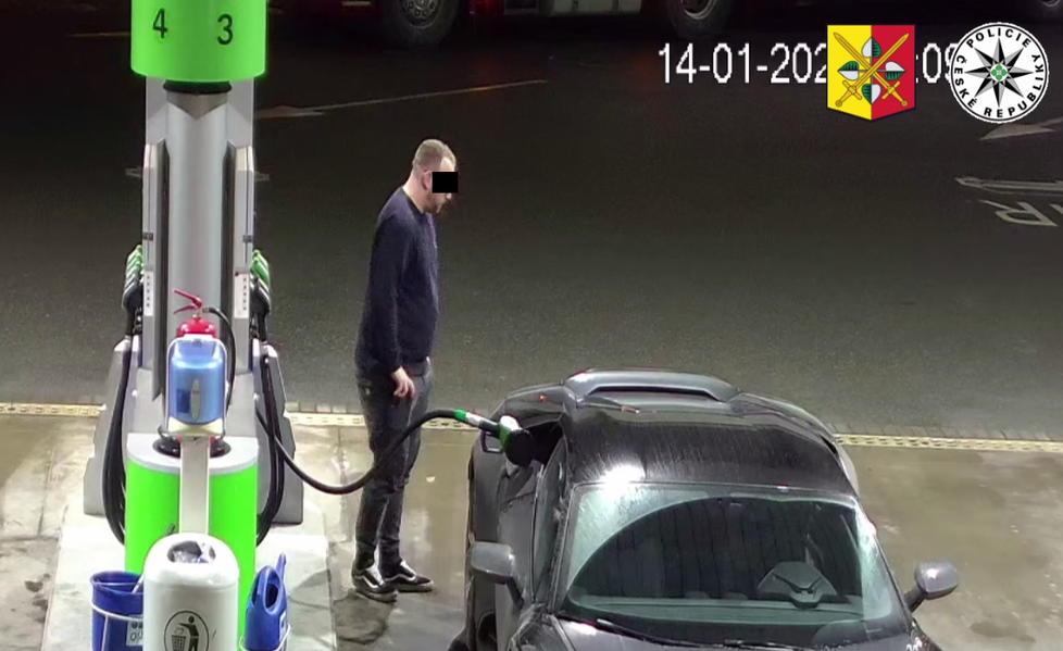 Kamery zachytily muže, který natankoval do kradeného lamborghini benzín a ujel bez placení.