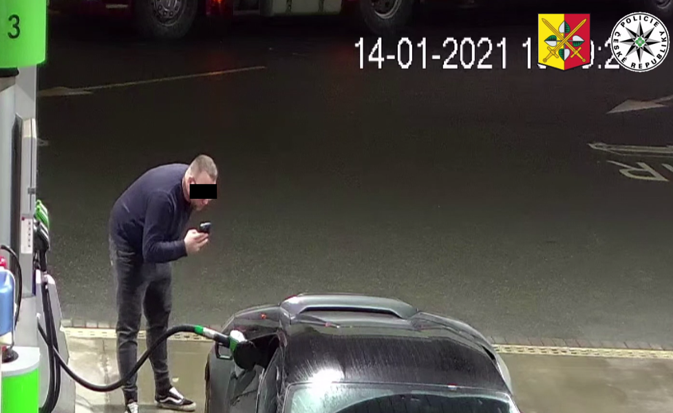 Kamery zachytily muže, který natankoval do kradeného lamborghini benzín a ujel bez placení.