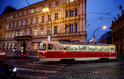 Vánoční provoz pražské MHD: Tramvaje, autobusy i metro pojedou podle upravených řádů