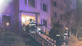 Požár v bytě v Řepích: Žena (†49) se popálila a nadýchala, půl hodiny ji oživovali marně