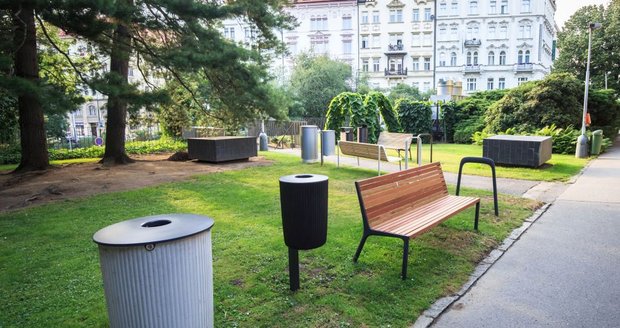 Město vybírá lavičky a koše: Pražané si nový mobiliář mohou »osahat«