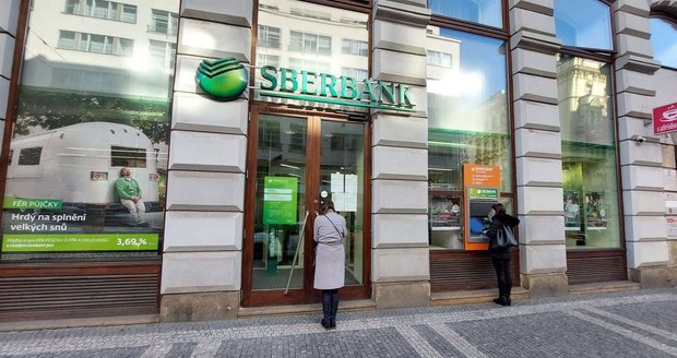 Zloději okradli muže, který si vybral peníze ve Sberbank (ilustrační foto).