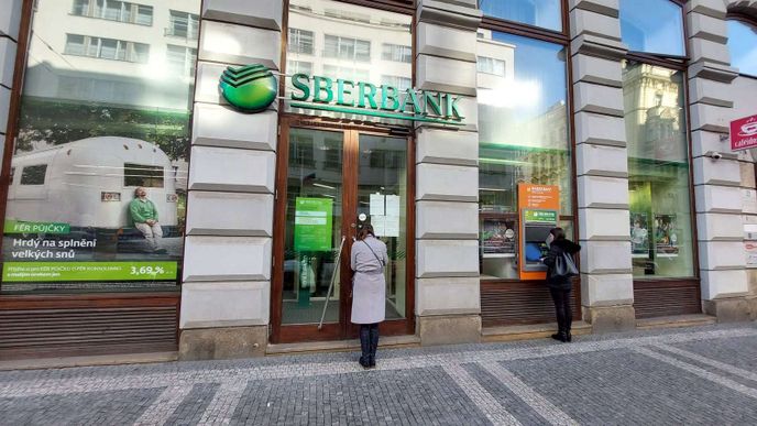 Sberbank v Česku z bezpečnostních důvodů zavřela své pobočky letos 25. února odpoledne.