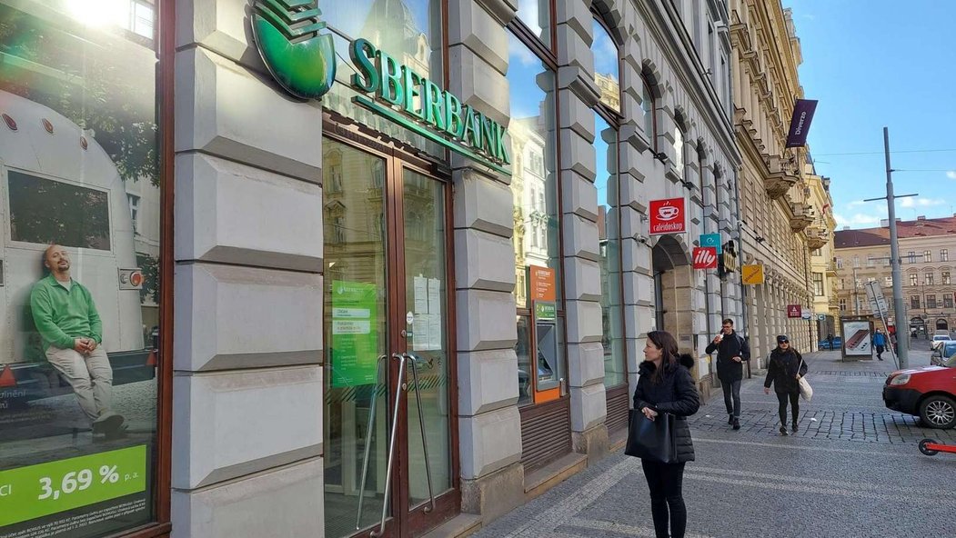 Sberbank v Česku zavřela 25. února ve 14:00 z bezpečnostních důvodů své pobočky.