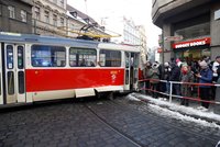 Děsivá nehoda na Lazarské: Tramvaj vykolejila a napálila do zábradlí!