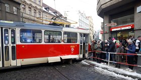 V Lazarské ulici vykolejila tramvaj a nabourala do zábradlí. (20. prosince 2022)