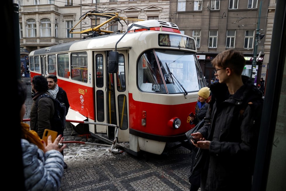 V Lazarské ulici vykolejila tramvaj a nabourala do zábradlí. (20. prosince 2022)